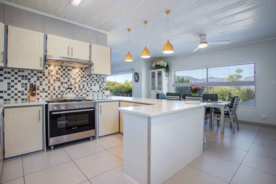 5 Bedroom Property for Sale in Uitsig Western Cape